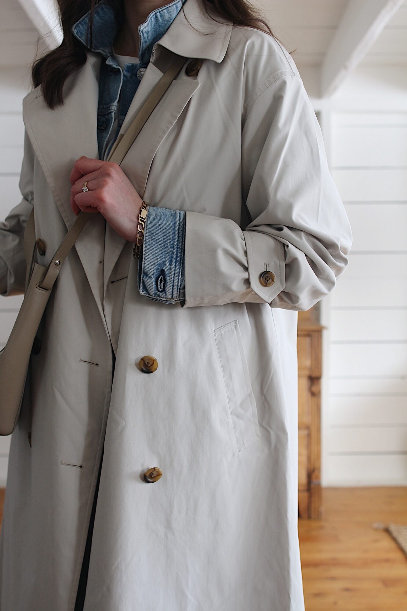 STYLE BEE - TRENCH, DENIM JACKET, TEE, JEANS AND SNEAKERS